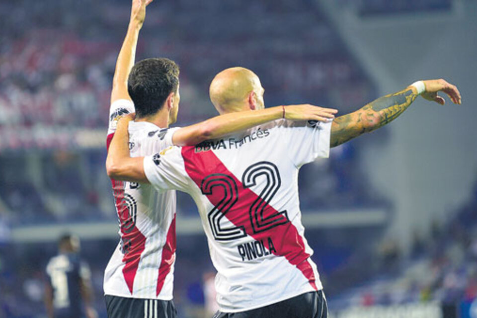 Pinola y Nacho Fernández festejan el 1-0, a los 43 de la primera parte.