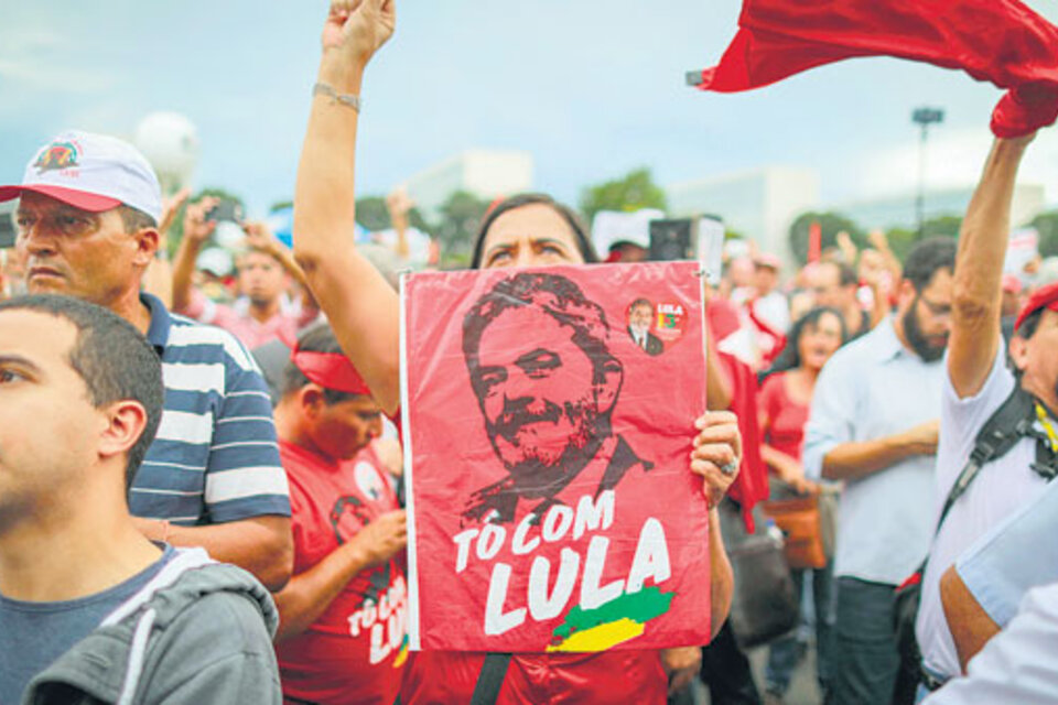 Los simpatizantes de Lula piden la liberación del candidato más popular de Brasil. (Fuente: EFE)