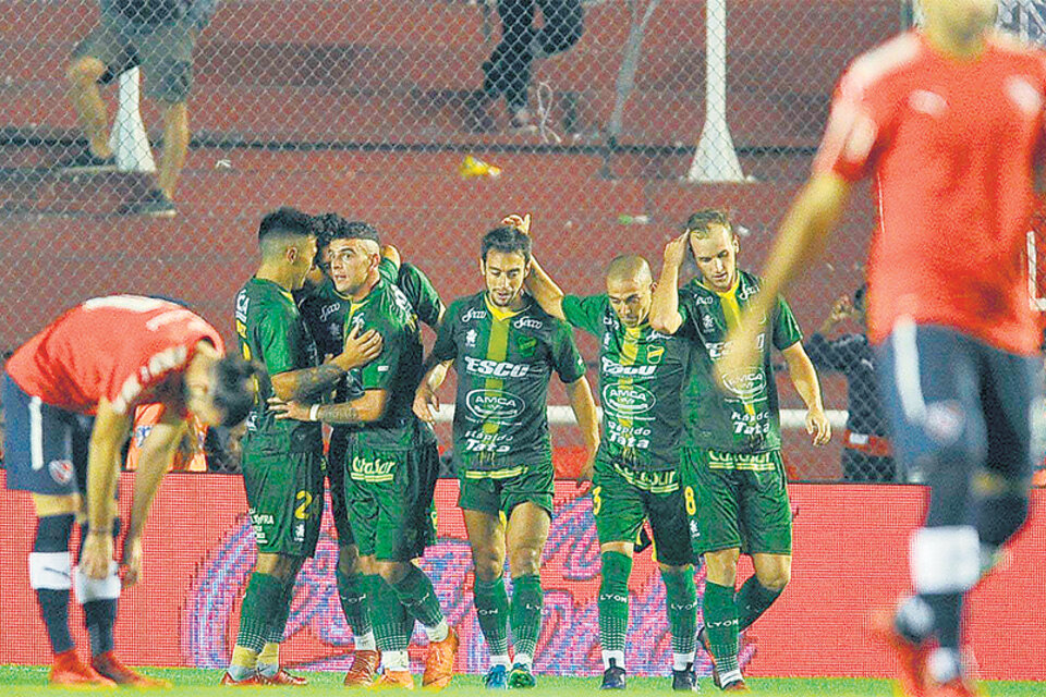 Los jugadores de Defensa y su festejo tras el triunfo ante Independiente en Avellaneda. (Fuente: Télam)