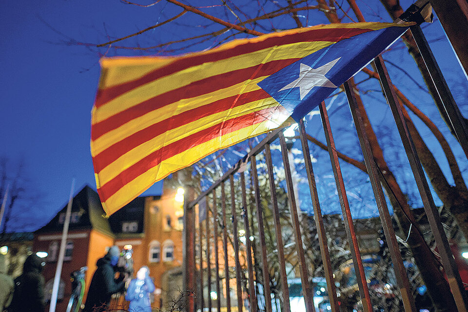 Una bandera catalana ondea sobre una reja frente a la prisión en la que está detenido Puigdemont. (Fuente: EFE)