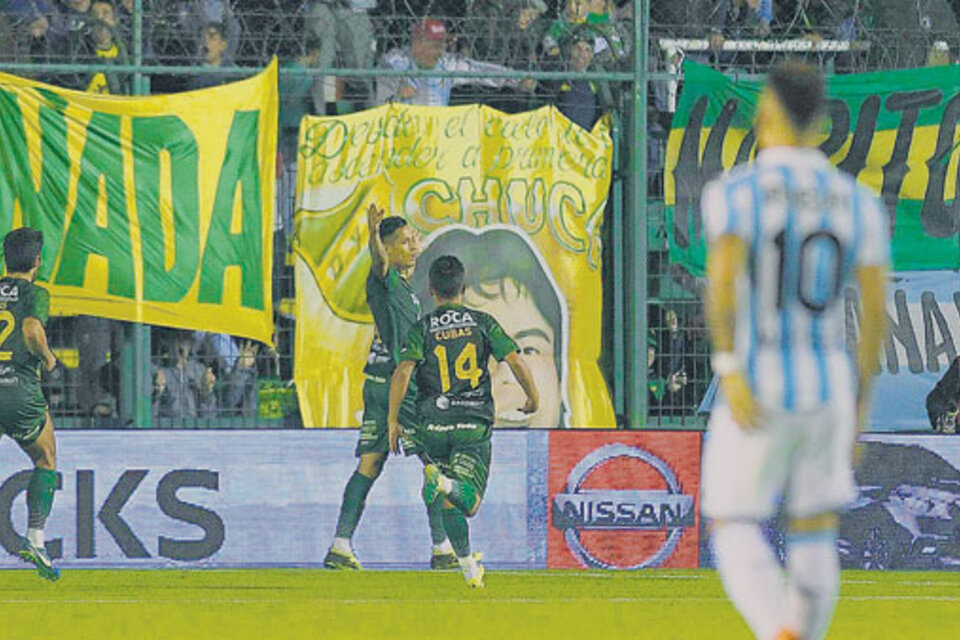 Defensa y Justicia festeja el primer gol del partido, al minuto de juego. (Fuente: Télam)