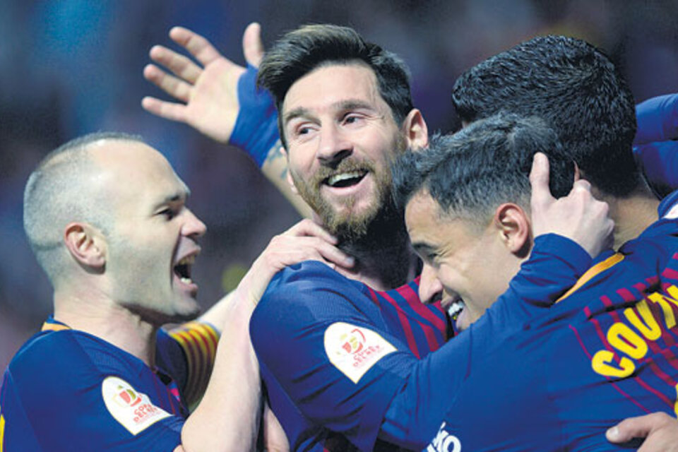 Messi en medio de los festejos junto a sus compañeros del equipo catalán.