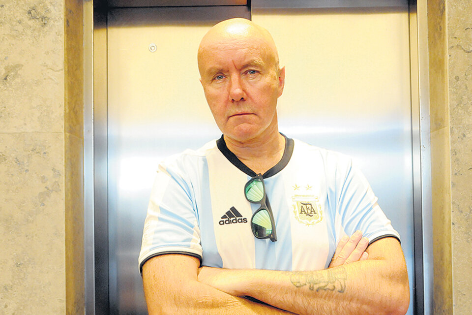 Irvine Welsh con la camiseta de la Selección Argentina en una reciente visita al país. (Fuente: Rafael Yohai)