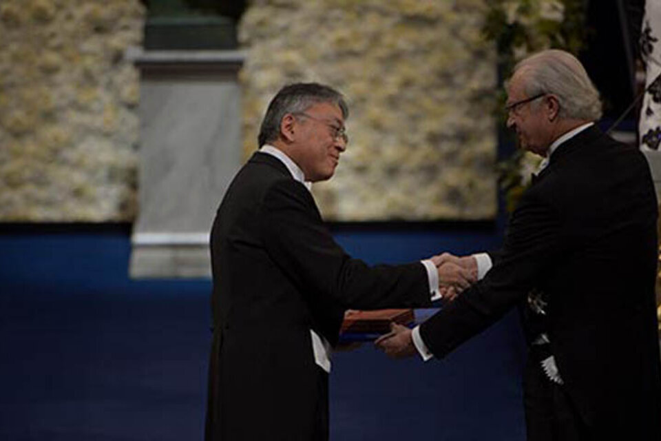 El rey de Suecia entrega el último Nobel de Literatura a Kazuo Ishiguro. (Fuente: Pi Frisk /Nobel Media AB 2017)