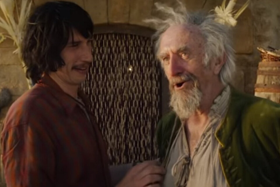 Adam Driver (izquierda) y Jonathan Pryce, como Sancho y Don Quijote en la película de Gilliam. (Fuente: Captura de pantalla)