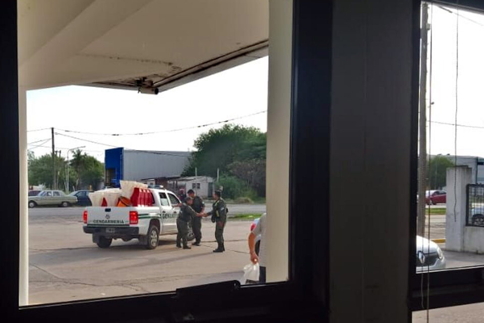 Los gendarmes se apostaban ayer en la planta de la ex Refinería San Lorenzo. (Fuente: Foto Gentileza Diario Síntesis.)