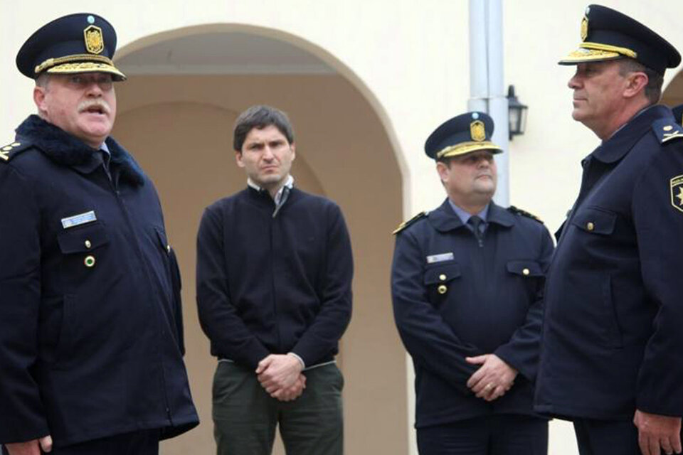 Siboldi (el primero de la izquierda) en un acto oficial con el ministro de Seguridad.