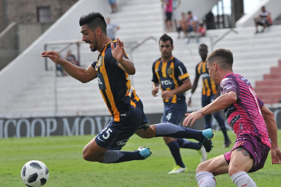 Camacho pierde ante el asedio entrerriano. Central no abasteció a sus delanteros y lo pagó caro. (Fuente: Eduardo Seval)