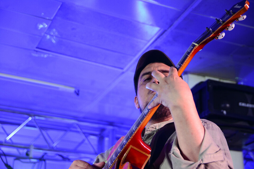 El guitarrisa Seba López abrió con su trío la noche del sábado. (Fuente: Sebastián Joel Vargas)