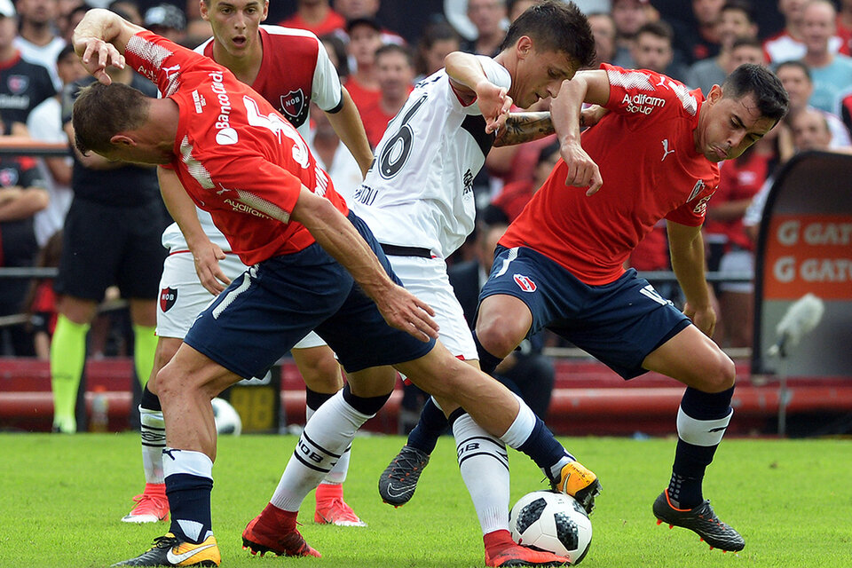 Fértoli rodeado de jugadores de Independiente. El delantero probó desde afuera sin éxito. (Fuente: Sebastián Granata)