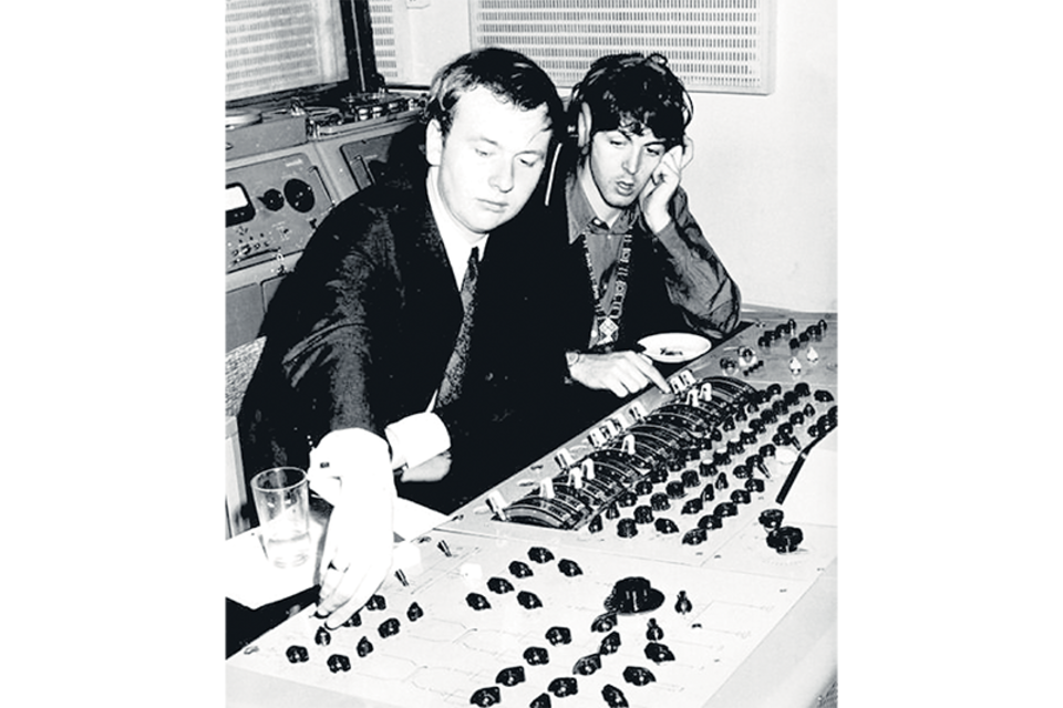 El joven Emerick grabando con Paul McCartney.