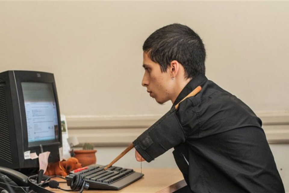 Así trabaja Gil en una computadora, al carecer de brazos. (Fuente: Twitter)