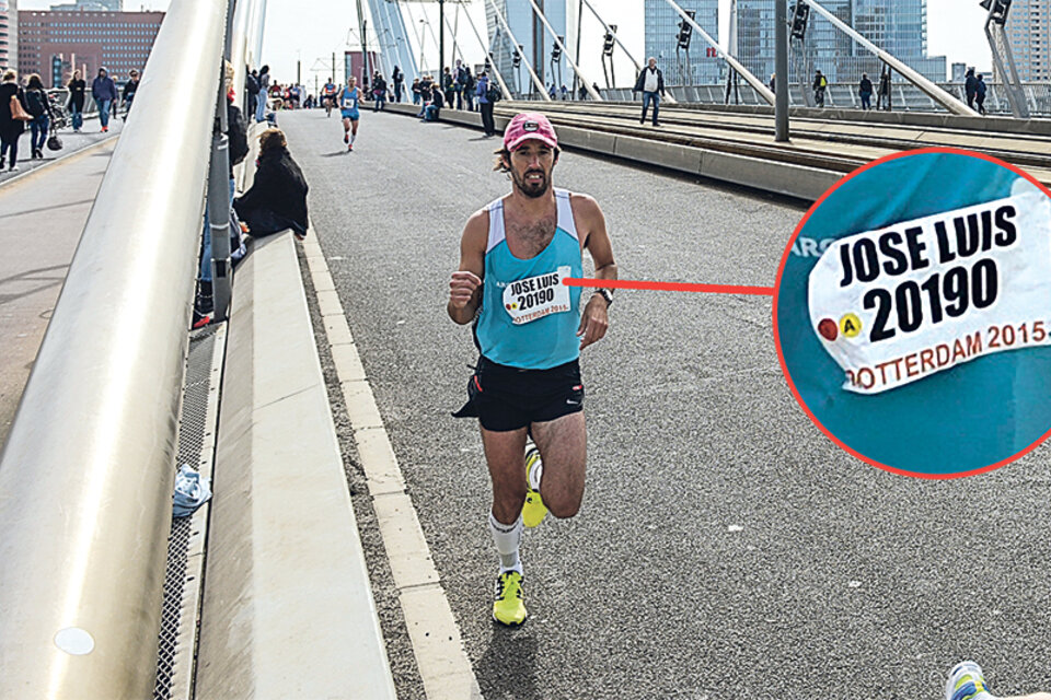 Alejandro Luchik, sobre el puente Erasmo (km 28 aprox.) corre en soledad. (Fuente: Marathon Photos/Global Pix)
