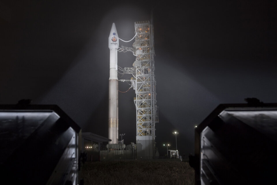 El cohete que lleva a la sonda, minutos antes del despegue. (Fuente: EFE)
