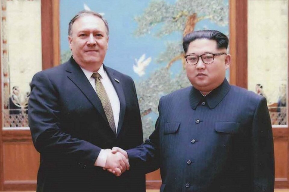 El secretario de Estado Mike Pompeo junto a Kim Jong-un. (Fuente: EFE)