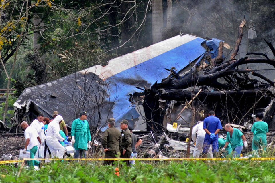 El avión de Cubana se incendió al estrellarse en Boyeros, en las afueras de La Habana. (Fuente: EFE)