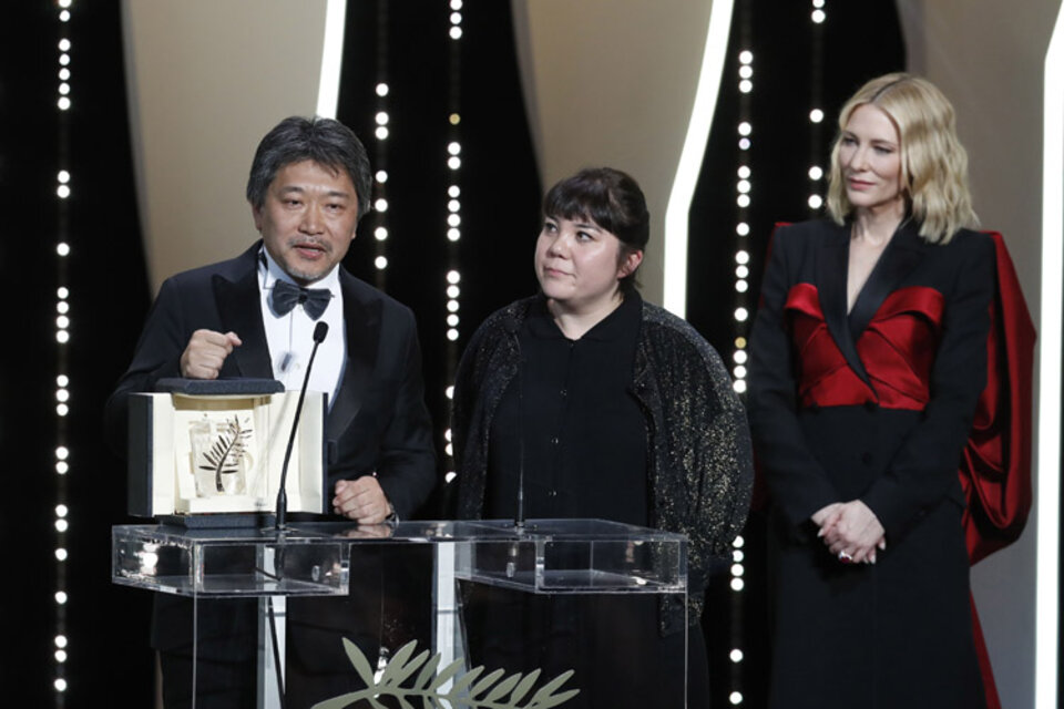 Hirokazu Kore-Eda agradece la Palma de Oro por "Un asunto de familia". (Fuente: EFE)