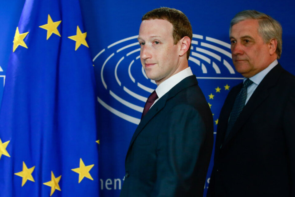 Zuckerberg, seguido por Antonio Tajani, presidente del Parlamento Europeo, hoy en Bruselas. (Fuente: EFE)