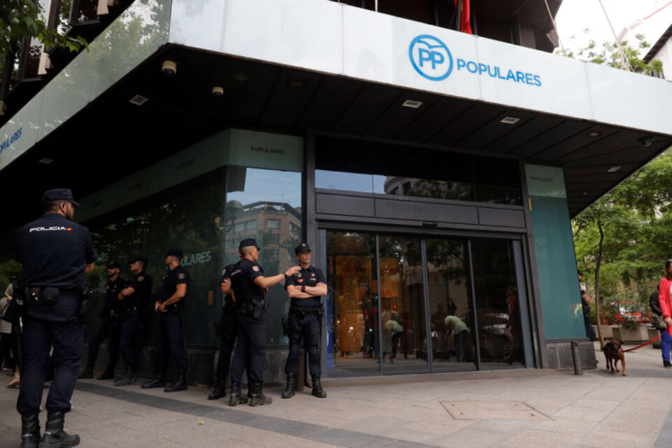 La Policía cuida la sede del PP en Madrid tras el fallo que probó la existencia de una red de corrupción. (Fuente: EFE)