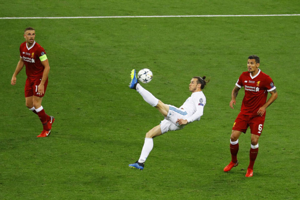 Bale se eleva y marca el segundo gol, el tanto inolvidable en la noche de Kiev. (Fuente: EFE)