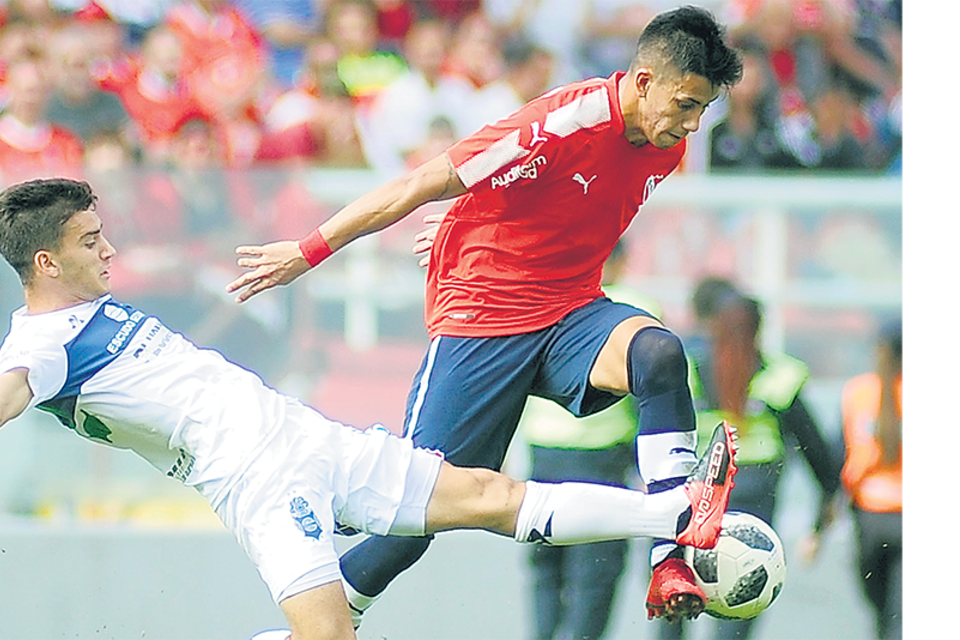 Meza se esfuerza para llevarse la pelota. El volante volvió a ser determinante en Independiente. (Fuente: Fotobaires)