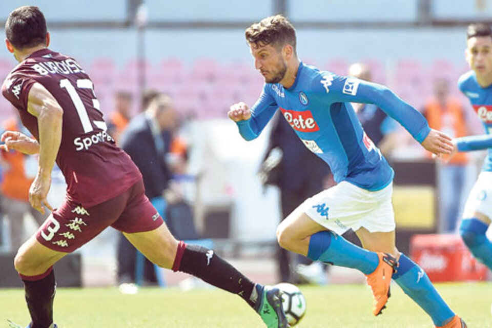 Un error de Burdisso posibilitó el primer gol del Napoli. (Fuente: AFP)