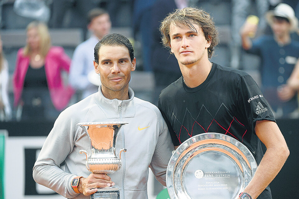 Rafa Nadal levanta el trofeo junto a Zverev. (Fuente: AFP)