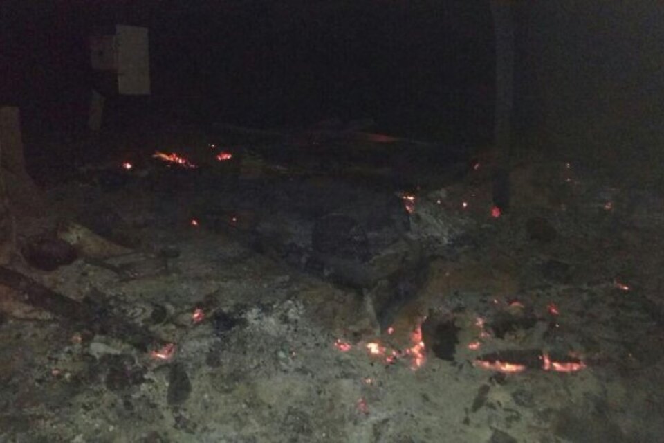 Los restos de la casilla quemada en la Pul Lof en Resistencia de Cushamen