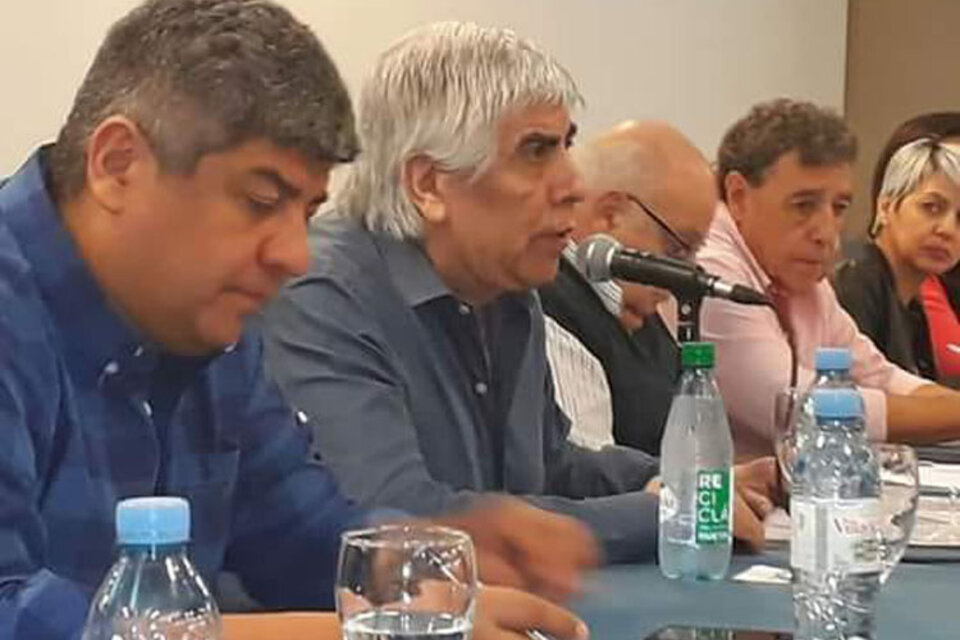 Moyano, junto a su hijo Pablo, en la conferencia de prensa de hoy. (Fuente: Captura de pantalla)