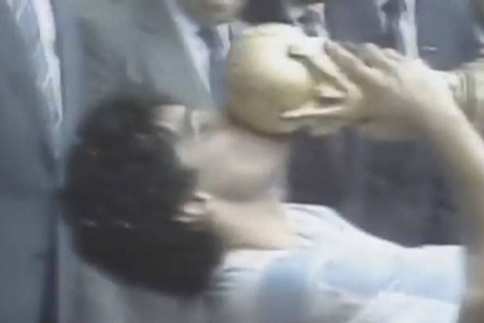 Maradona besa la Copa del Mundo en 1986: un momento que rescata la AFA en su video. (Fuente: Captura de pantalla)