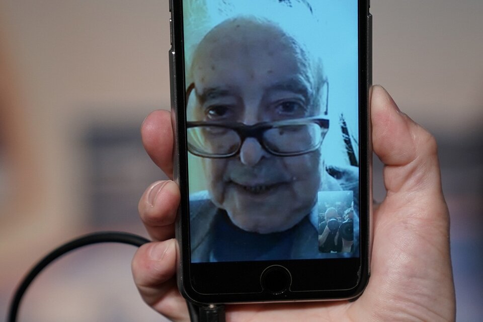 Godard se presentó en conferencia de prensa desde su casa, via FaceTime, a través de un teléfono celular. (Fuente: Laurent Emmanuel / AFP)