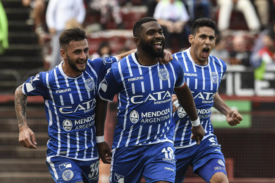 Santiago "Morro" García festeja su segundo gol, el que le dio el triunfo al Tomba. (Fuente: Télam)