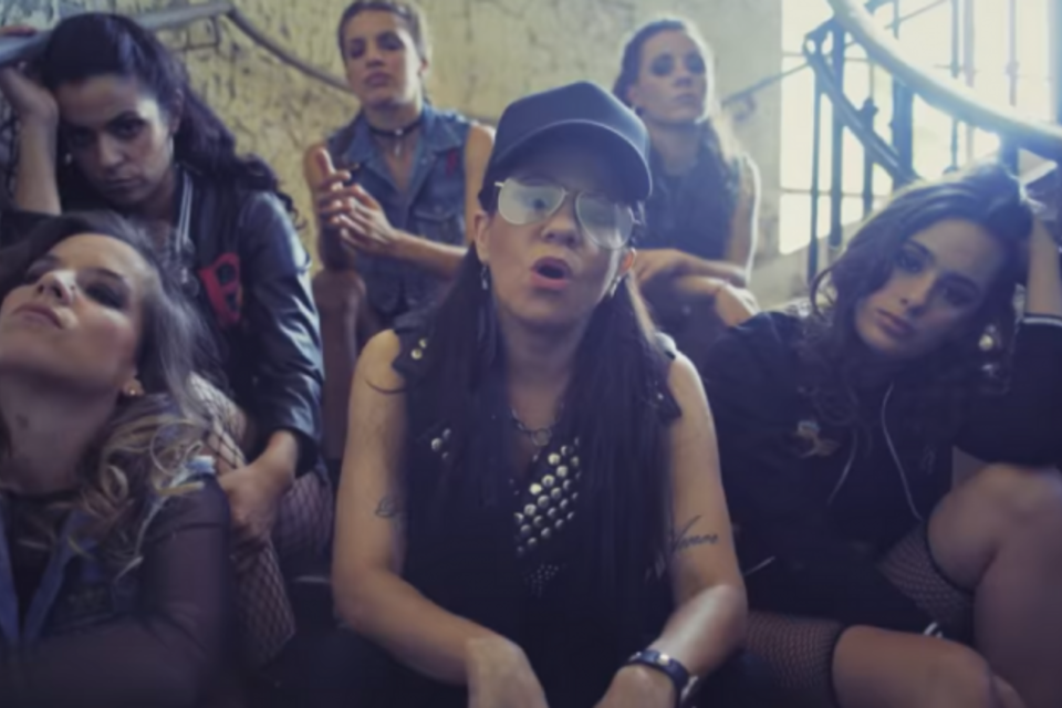 Para ilustrar la pesadilla, Miss Bolivia reunió un dream team de chicas para el video de "Paren de matarnos".