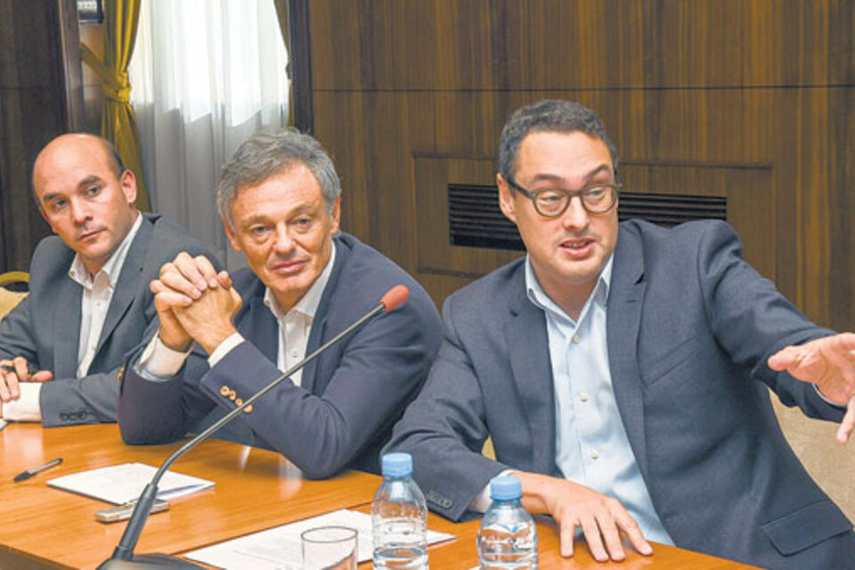 Francisco Cabrera, ministro de Producción, junto a Leandro Cuccioli, titular de la AFIP. “Las tarifas bajas desincentivan la eficiencia.” (Fuente: Télam)