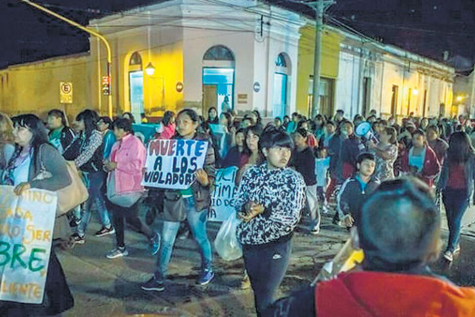 Marcha en Rosario de Lerma, Salta, en protesta por la violación de una niña y contra la legislación de Urtubey que, hasta ayer, era la más dura. (Fuente: Gentileza El Tribuno de Salta)