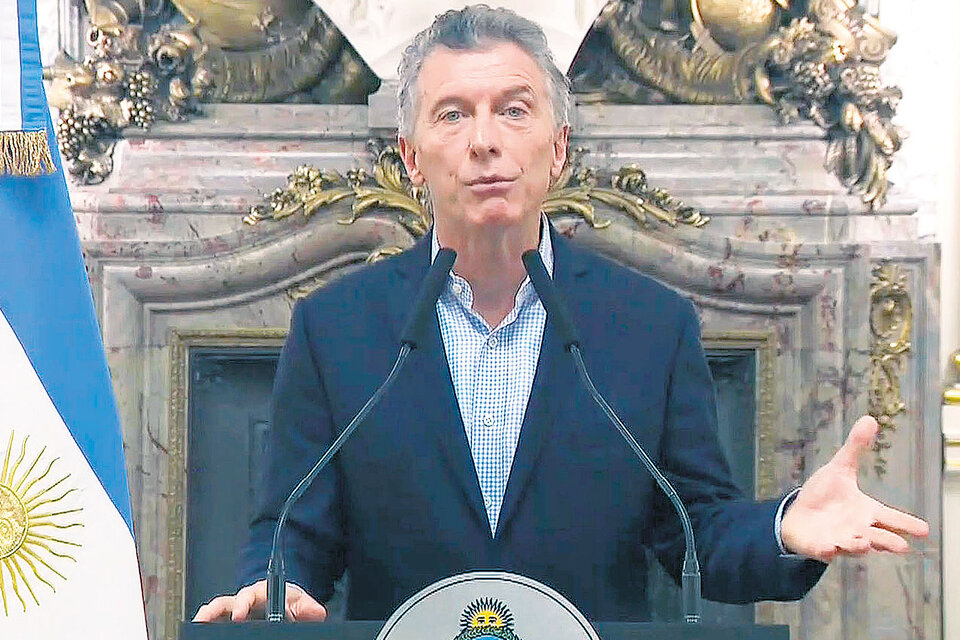 Mauricio Macri, solo en la tarima, leyó un discurso por cadena de apenas 160 segundos, para declarar la vuelta al Fondo Monetario. (Fuente: AFP)