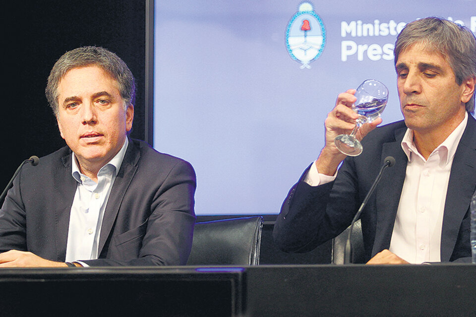 Los ministros Nicolás Dujovne y Luis Caputo anunciaron otra megaemisión de deuda en pesos. (Fuente: Leandro Teysseire)