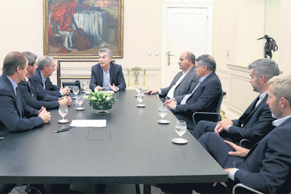 Mauricio Macri consiguió sentar a la mesa a cinco gobernadores peronistas junto a Marcos Peña y Rogelio Frigerio. (Fuente: Télam)