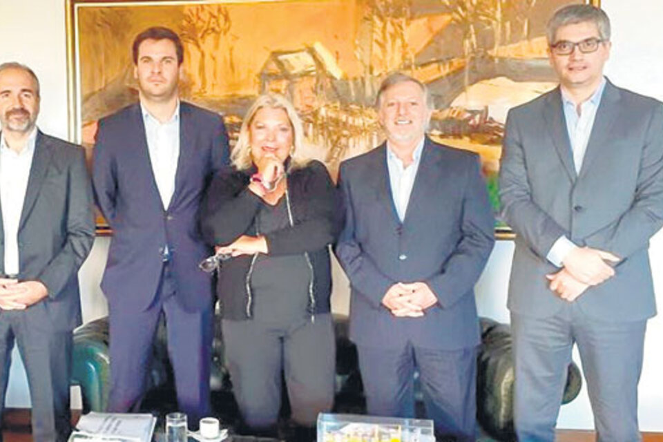 La diputada Elisa Carrió apareció en la Casa Rosada y se sacó fotos junto al ministro de Energía, Juan José Aranguren. (Fuente: Télam)