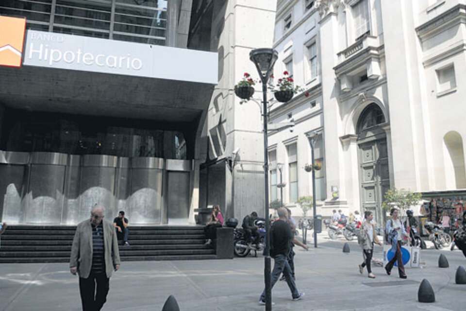 Como máximo, los bancos tendrían que vender unos 2.000 millones de dólares en este mes. (Fuente: Guadalupe Lombardo)