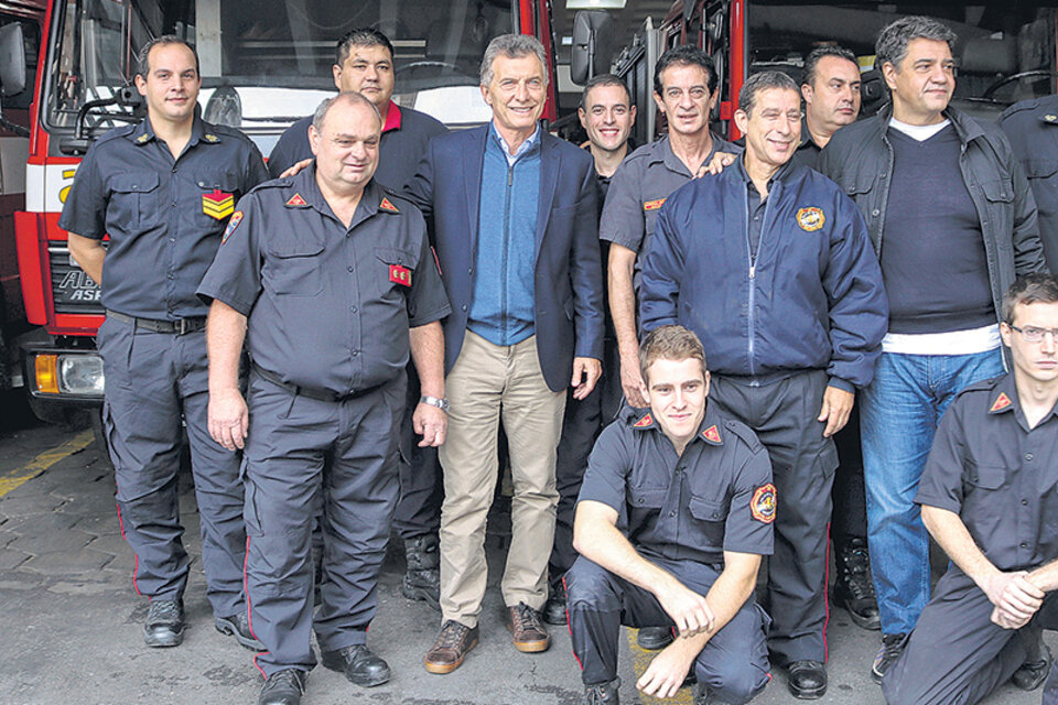 El presidente Mauricio Macri eligió para el 1ºde mayo fotografiarse con los bomberos voluntarios de Vicente López.