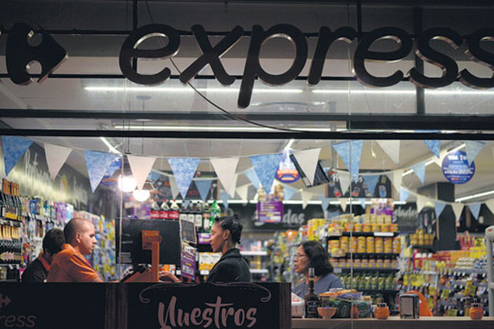 La crisis de Carrefour evidencia los problemas del supermercadismo por la caída del consumo en los últimos dos años.