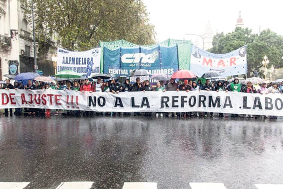 La multitudinaria marcha de ATE Nacional contra la reforma laboral.
