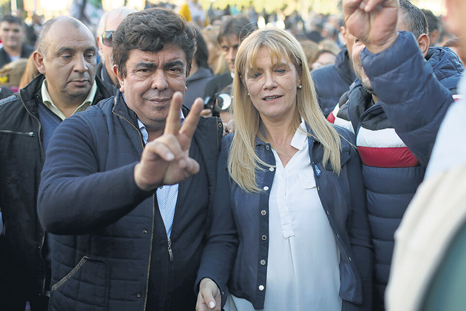 Fernando Espinoza y Verónica Magario participaron ayer de la movilización a Plaza de Mayo. (Fuente: Joaquín Salguero)