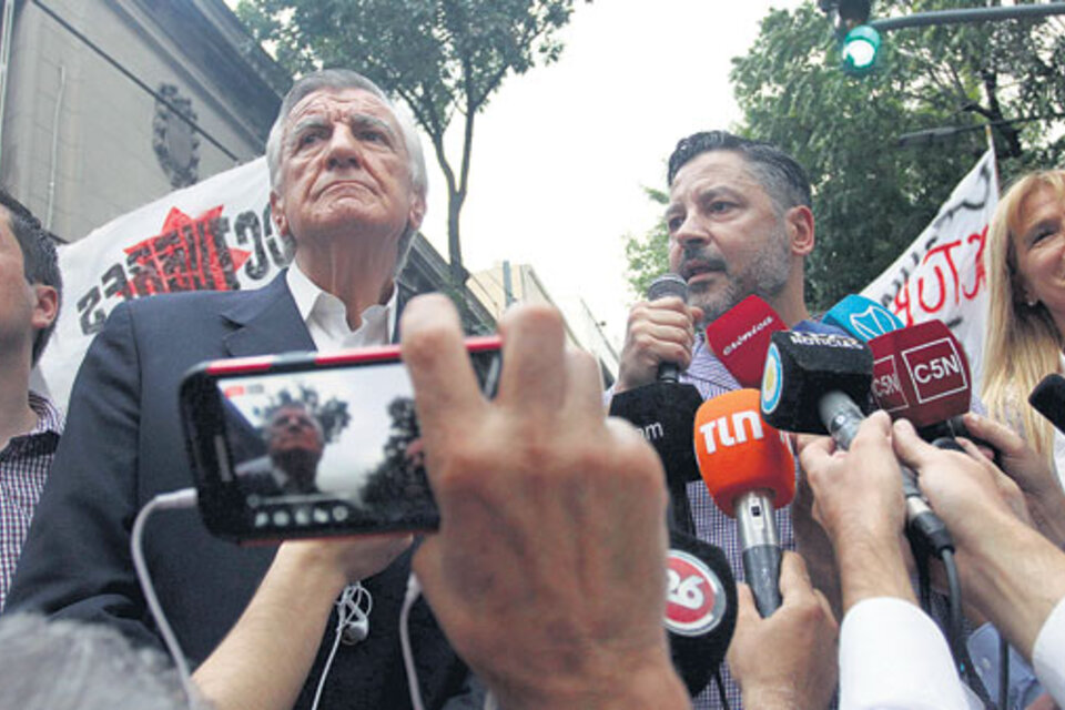 El presidente del PJ, José Luis Gioja, con Menéndez y Magario, en el acto que se hizo el día de la intervención. (Fuente: Leandro Teysseire)