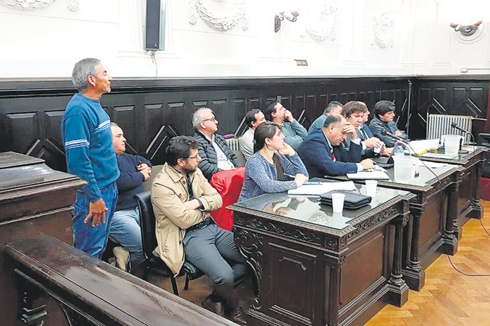 Los seis acusados por el incendio de la comisaría de Monte Hermoso en la primera audiencia.