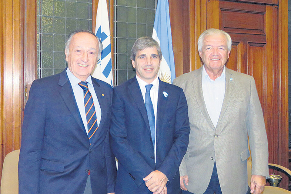 El ministro Caputo junto a Miguel Acevedo, titular de la UIA, y Luis Betnaza, de Techint.