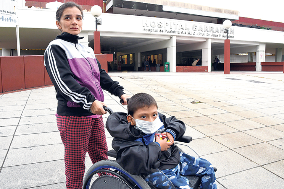 Natalia Ossio, con su hijo Mateo, reclama el pago de la ayuda social. (Fuente: Télam)