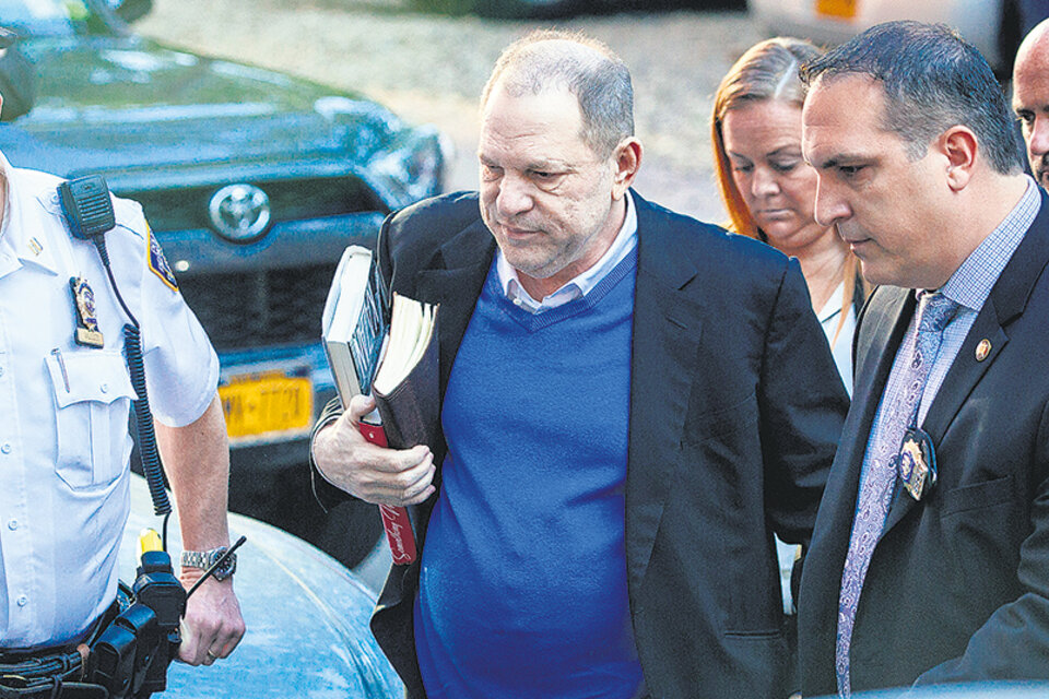 El ex productor, acompañado por su abogado, entra en la comisaría de Manhattan para entregarse. (Fuente: AFP)