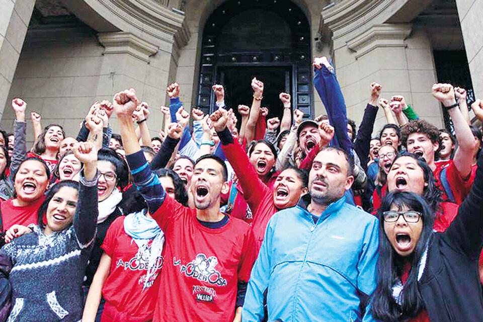 Los militantes de La Poderosa festejan la liberación de sus dos compañeros.